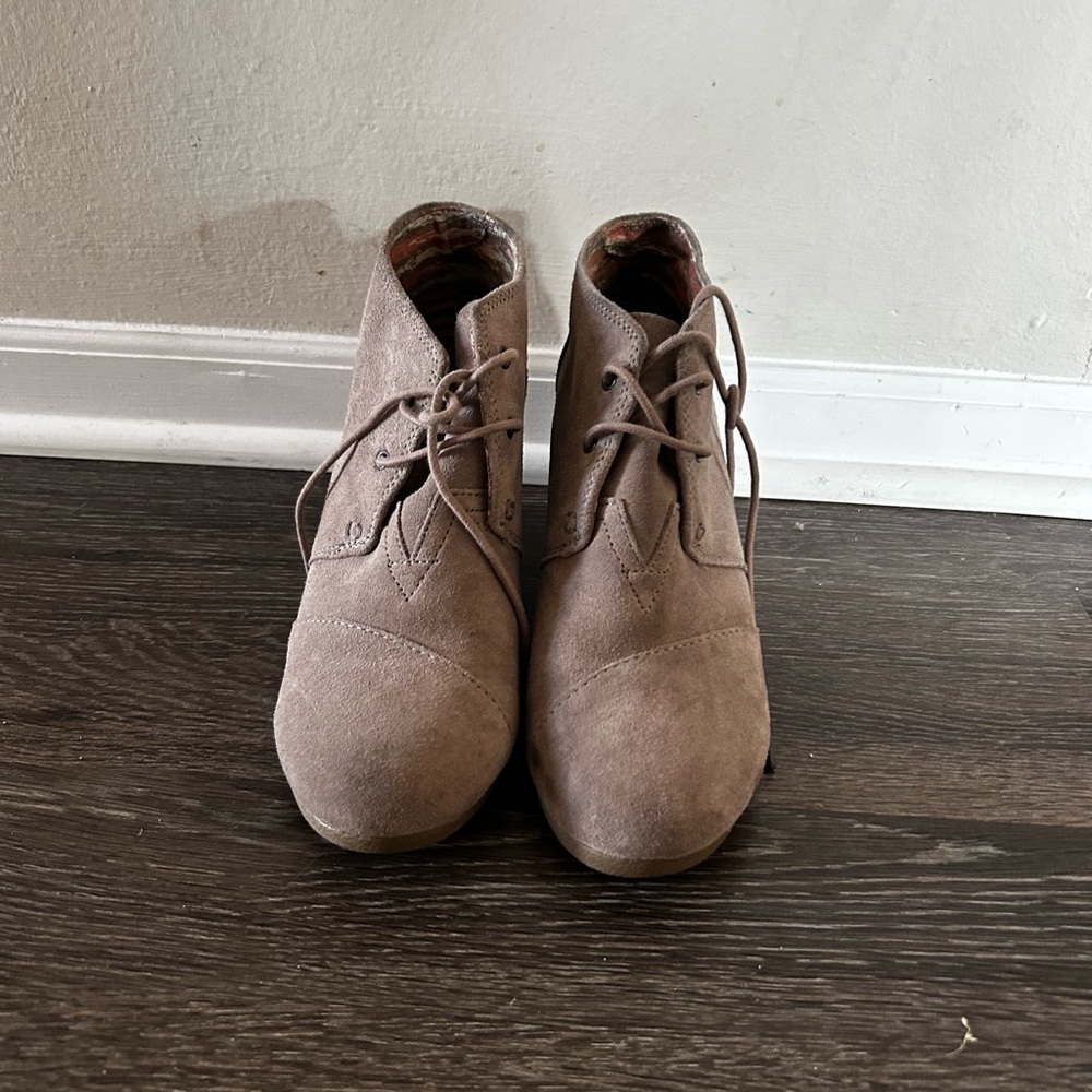 Toms size 9 wedge booties